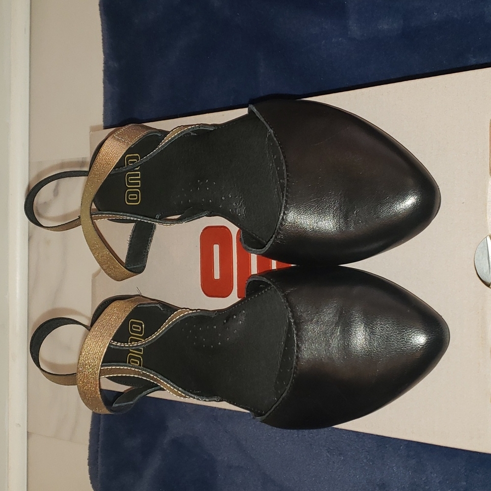 Black and Gold Ono ballet flats. Size 7.